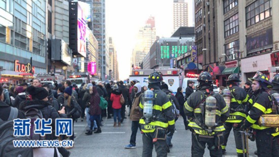 这张12月11日手机拍摄的照片显示，在美国纽约，人们聚集在爆炸地点附近。 新华社记者 张一弛 摄