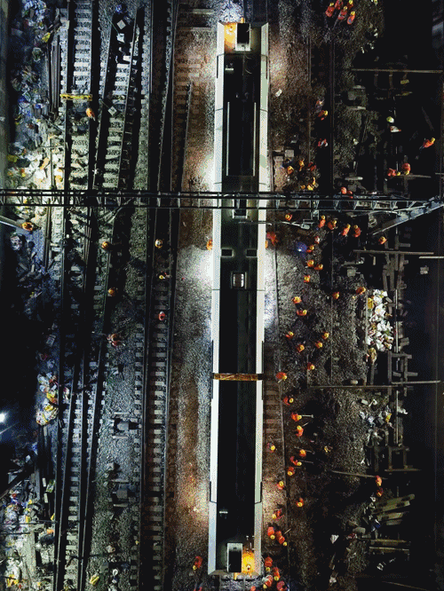 中国工人9小时完成铁路站改造 外媒：这才是高铁(图3)