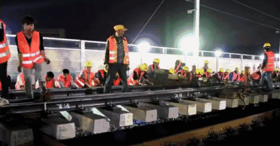 中国工人9小时完成铁路站改造 外媒：这才是高铁(图2)